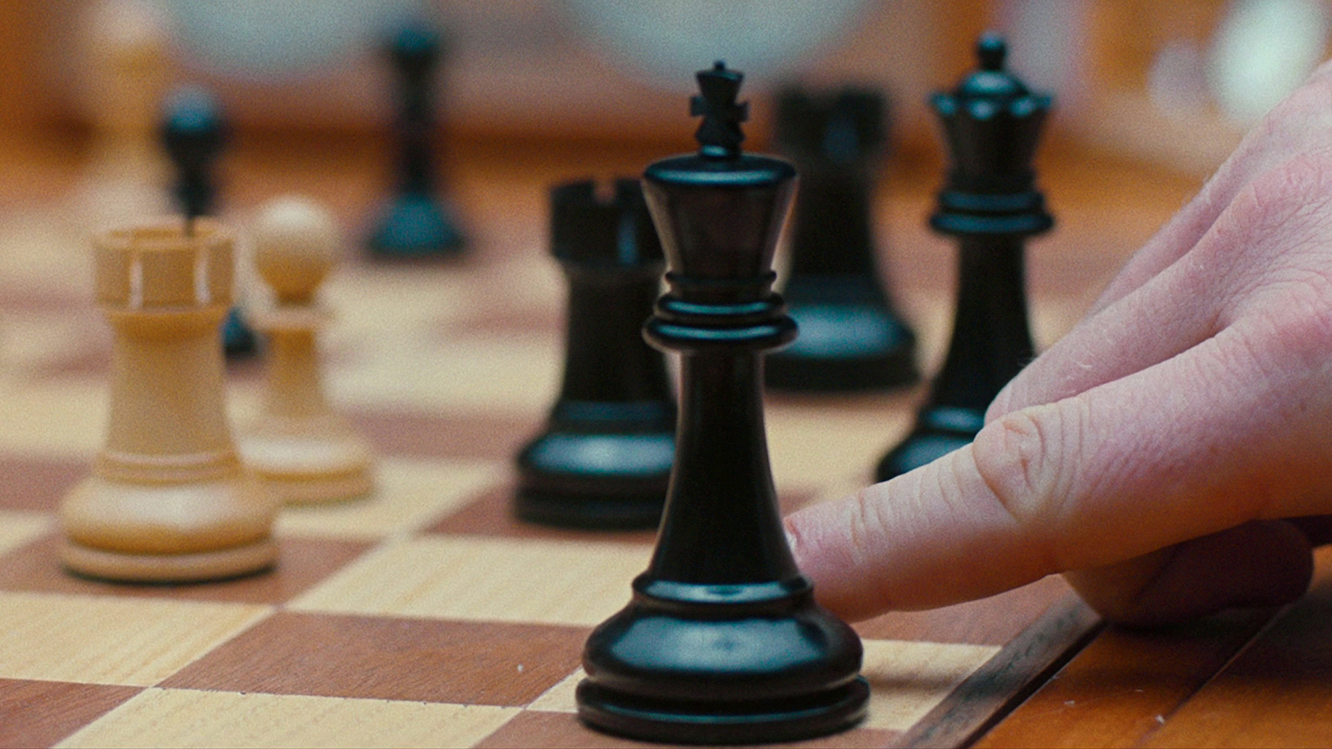 Tobey Maguire nails chess legend Bobby Fischer in 'Pawn Sacrifice